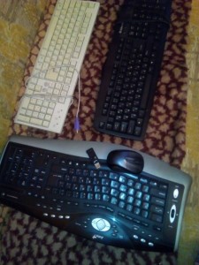 одна беспроводная, две проводных. Мышь тоже беспроводная, только от нее юсб куда-то подевалось, постараюсь найти. провод тоже в наличии, хороший такой моточек не менее трех-пяти метров. Живу между м.ВДНХ и Ботаническим садом.