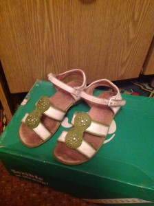 Не выбрасывайте старую детскую обувь - image.jpg