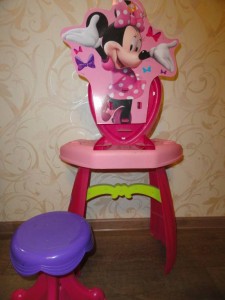 Туалетный столик Smoby Minnie -со стулом ОТДАНО  - DSC07302.JPG