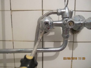 Шаг № 1 Откручивание ручки отвёрткой