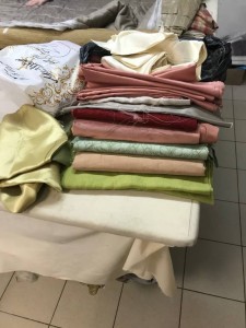 КУСКИ ТКАНЕЙ ОТ ШТОР И ПОДКЛАДОК РАЗНЫХ РАЗМЕРОВ, ДЛЯ РУКОДЕЛИЯ ,ИЛИ ДАЖЕ ШИТЬЯ ОДЕЖДЫ ОТДАМ ДАРОМ 89162342600