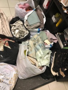 КУСКИ ТКАНЕЙ ОТ ШТОР И ПОДКЛАДОК РАЗНЫХ РАЗМЕРОВ, ДЛЯ РУКОДЕЛИЯ ,ИЛИ ДАЖЕ ШИТЬЯ ОДЕЖДЫ ОТДАМ ДАРОМ 89162342600