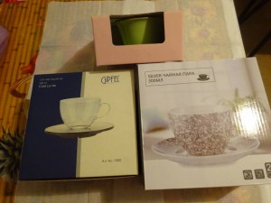 Чашки с блюдцами, три разных.