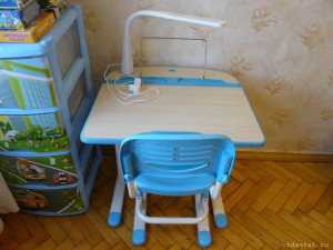 Детская парта с настольной лампой НЕДОРОГО  - P1050345.JPG