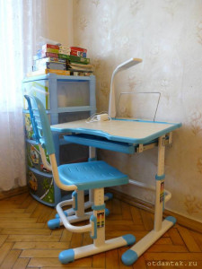 Детская парта с настольной лампой НЕДОРОГО  - P1050346.JPG